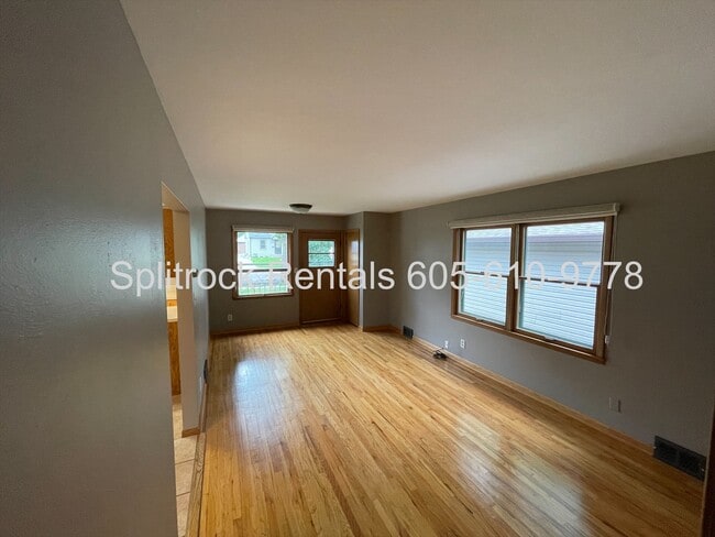 Building Photo - 2208 S Hawthorne Ave