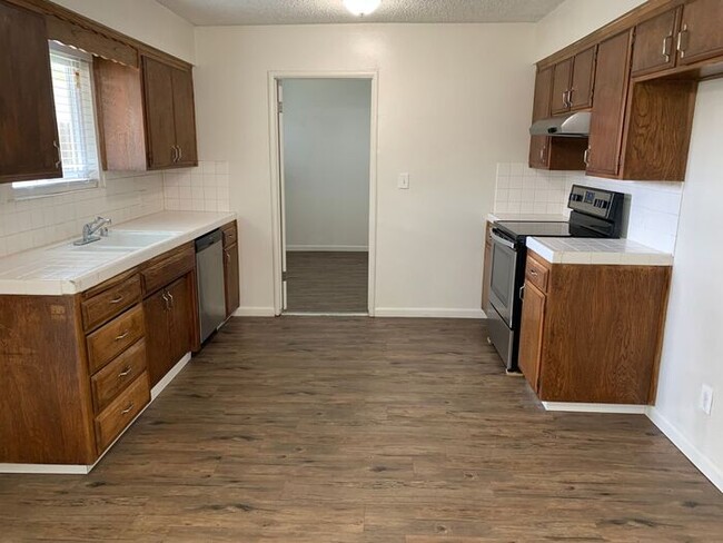 Building Photo - Recently remodeled unit available on Demaree!