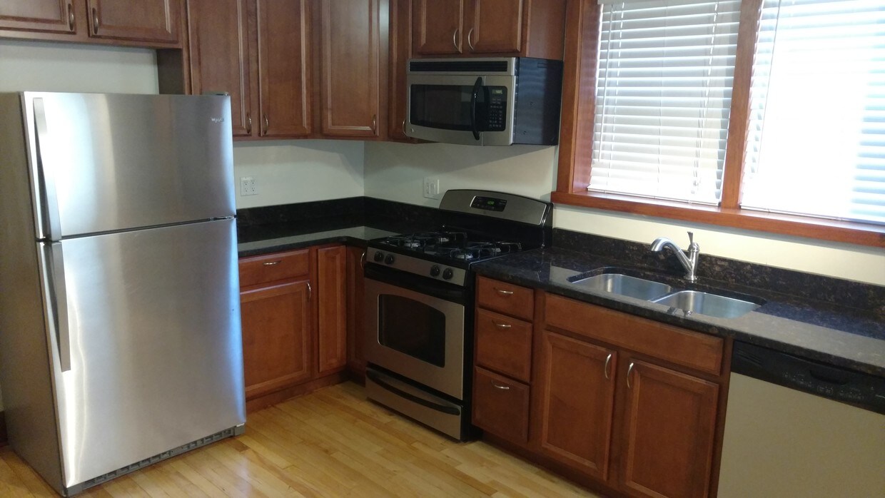 Foto principal - 2438 N Menard Ave