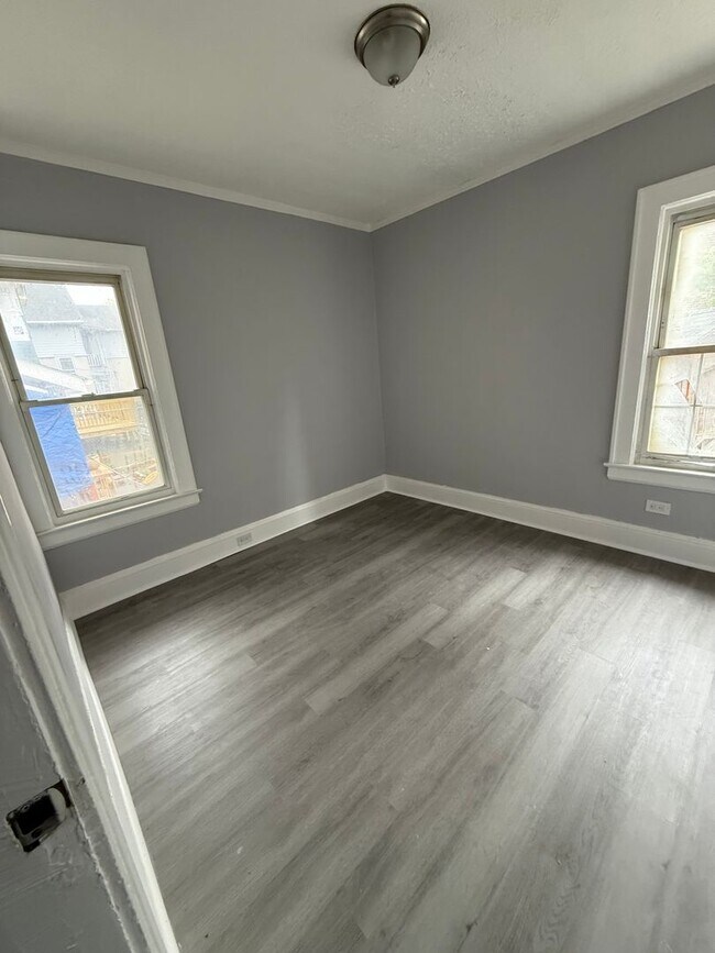 Building Photo - 2bd Single Ranch Near Lake Erie Cash Pay
