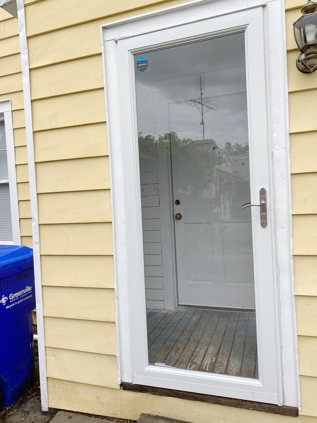 Building Photo - Beautiful 2 Bedroom home one block from ECU!