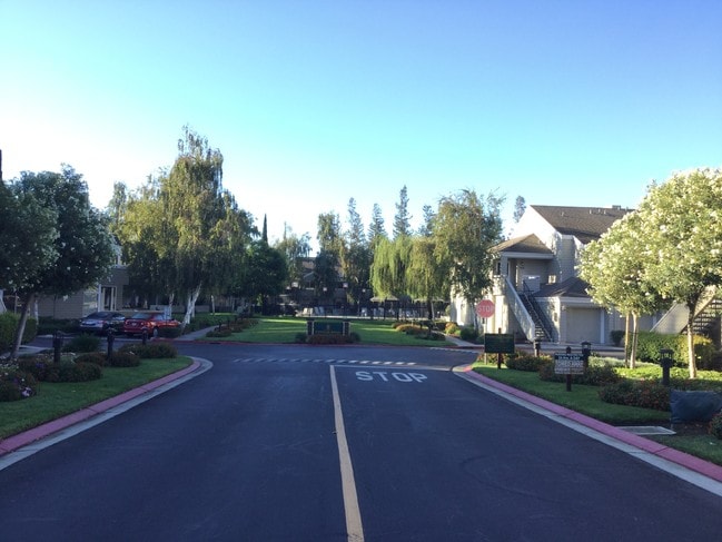 Building Photo - 1701 Parkview Green Cir