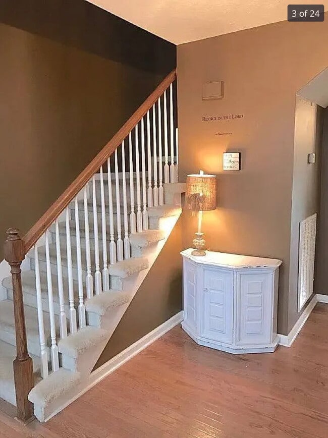 Building Photo - 4 bed/3bth with over 2000 sq ft. In beauti...