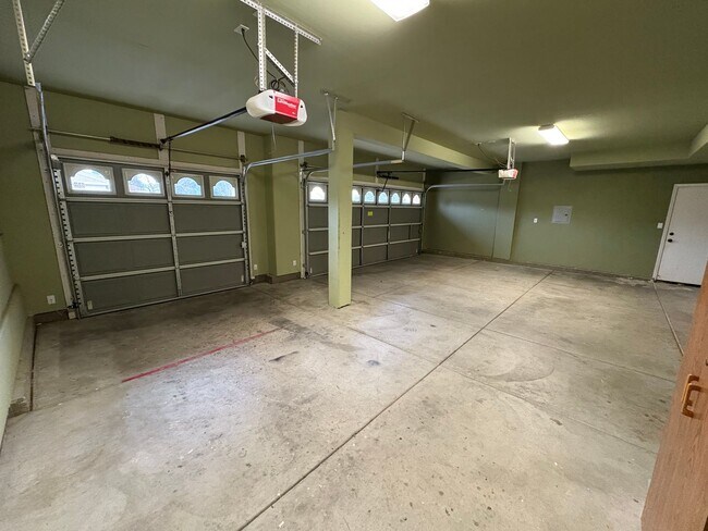 Building Photo - 3116 W Buena Vista Ave
