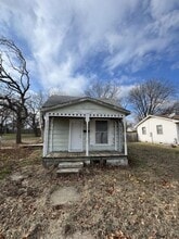 Building Photo - 606 S Oak St