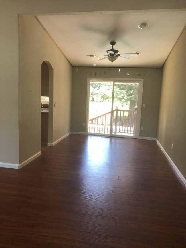 Building Photo - Large Home ~ Golf Course ~ Swimming Pool ~...