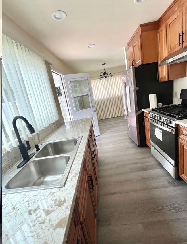 Foto del edificio - 7949 Clearfield Ave