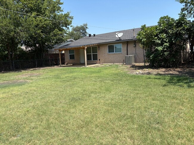 Foto del edificio - 3514 Summit Ln