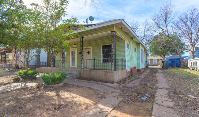 4/1, 2 living spaces - 1504 Austin St