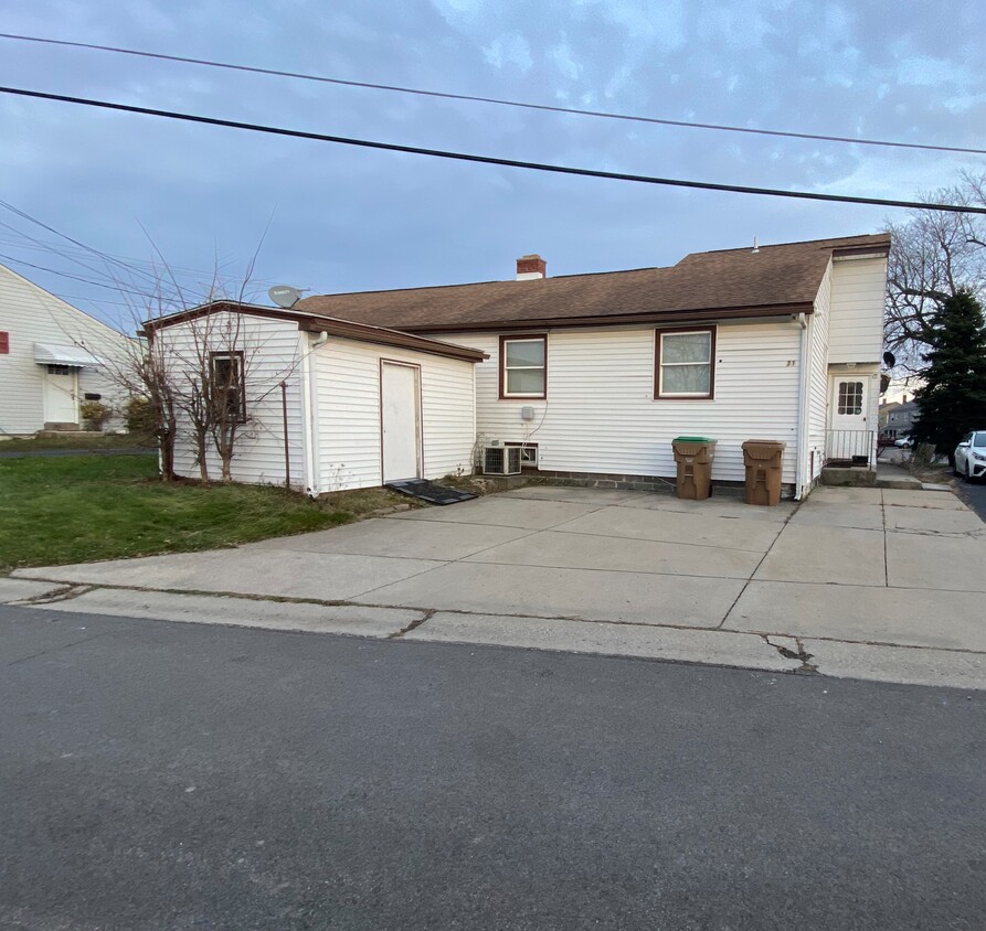 Primary Photo - 21 Sandstone Dr
