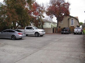 Building Photo - 461 Summertree Ln
