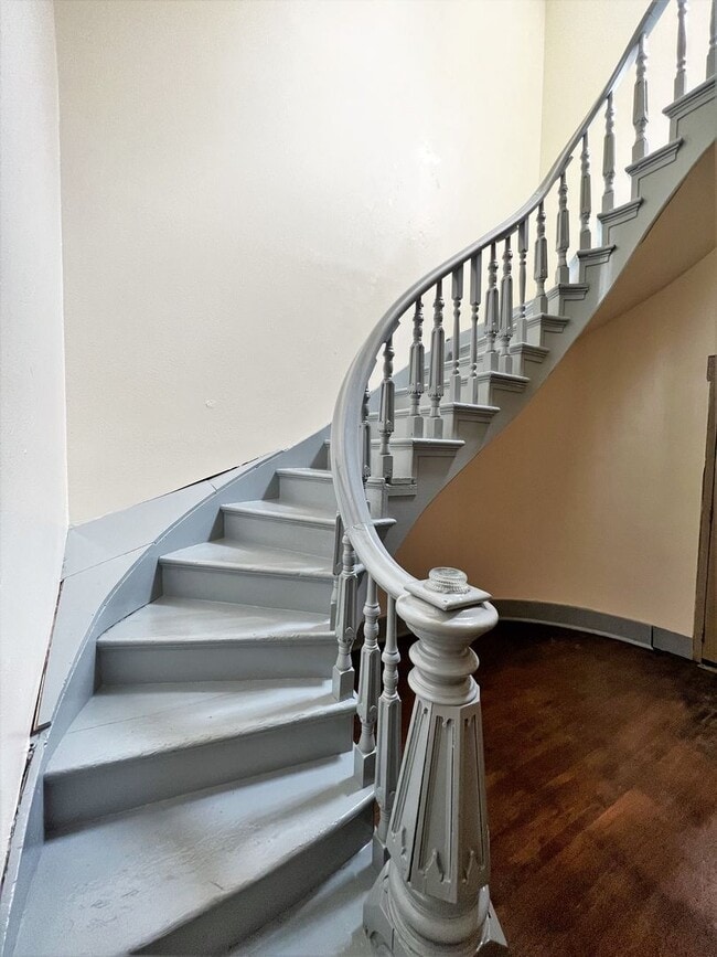 Building Photo - 420 E 6th Ave