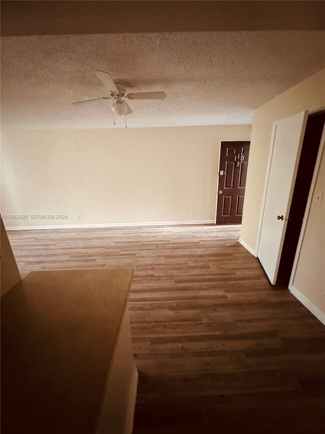 Building Photo - 211 Lake Pointe Dr