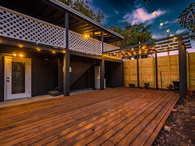 Shared Deck and private balcony for unit 2 upstairs - 1103 Montana St
