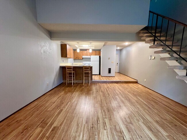 Foto del edificio - Beautiful 2 Bed, 2 Bath Townhome with Community Pool, Gym & Clubhouse!