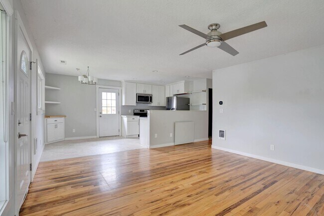Building Photo - Chic 3-bdr/1-bath bungalow in heart of SE ...