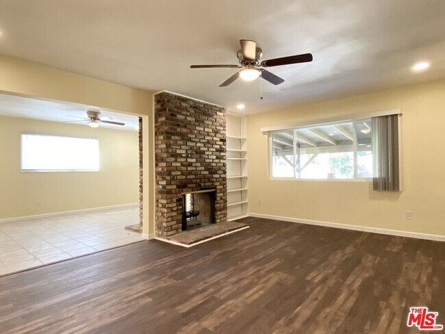 Foto del edificio - 9731 Rhea Ave