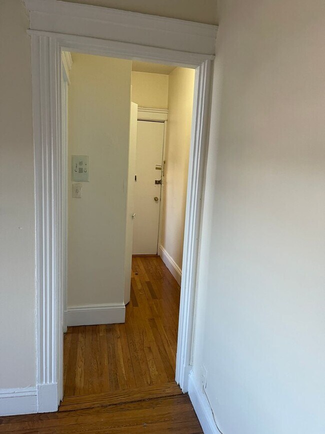 Foto del edificio - PACKARDS CORNER 4th Floor Sunny Studio, Utilities inc, Elevator, Laundry In front of T stop 4.1.2026