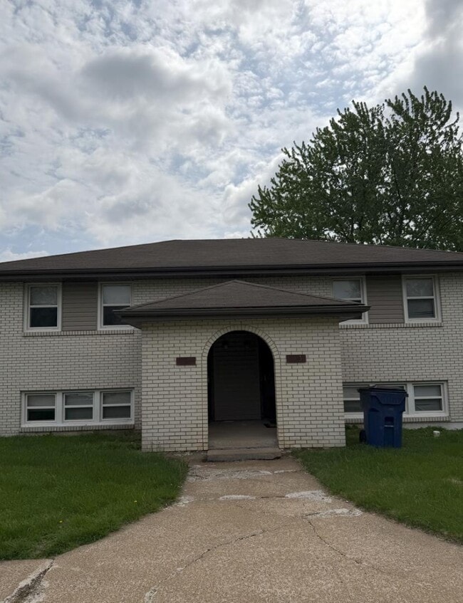 Building Photo - 481 Perrey Dr