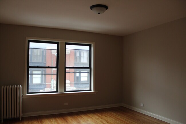 Building Photo - 608 W Belmont Ave