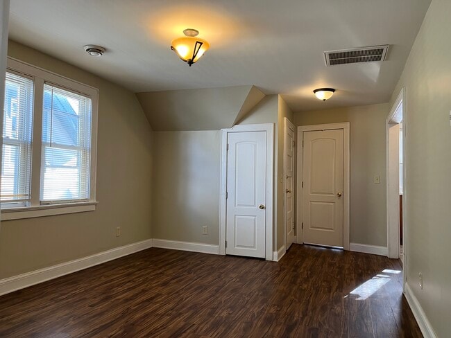 Building Photo - 319 E Rosedale Ave