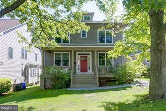 Building Photo - 1105 N Sycamore St