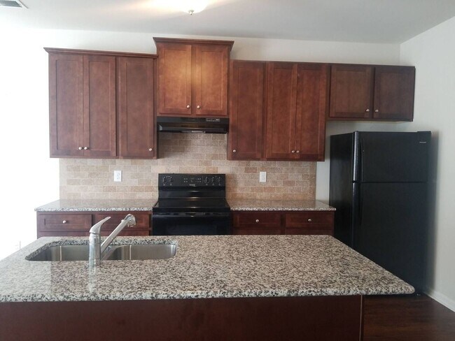 Building Photo - 3 Bedroom Townhome in Jonesboro!