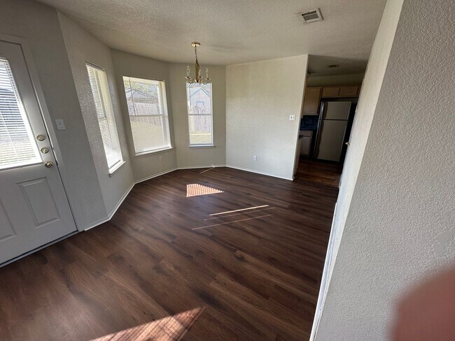 Foto del edificio - AVAILABLE NOW! - 2 WEEKS FREE!