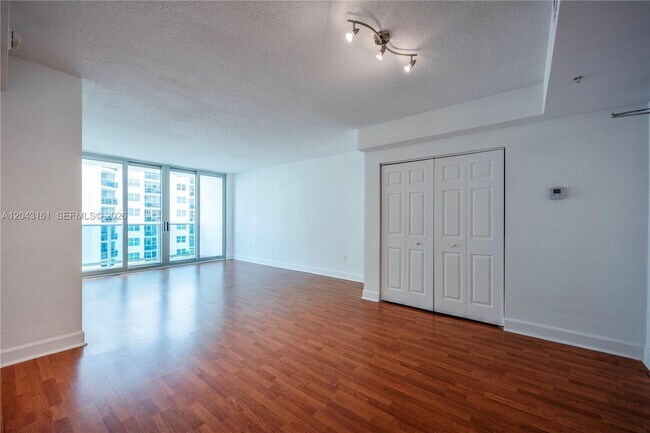 Foto del edificio - 7501 E Treasure Dr