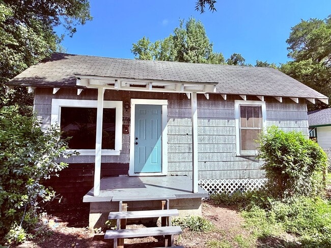 Building Photo - 3 Bedroom 1.5 Bathroom House in