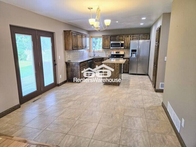 Foto del edificio - 5 Bedroom 3 Bathroom Split Entry with 3 Car Garage