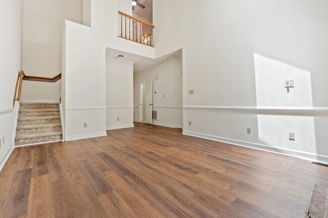 Foto del edificio - 4BR Brick Townhome in Woodcroft with Deck & Wooded Views