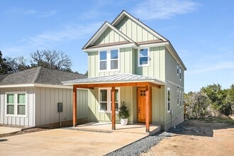 Building Photo - 424 Shady Bluff Dr