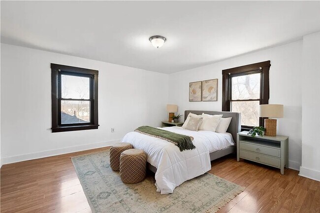 Foto del edificio - 3 bed 1 bathroom - central air, outdoor sp...