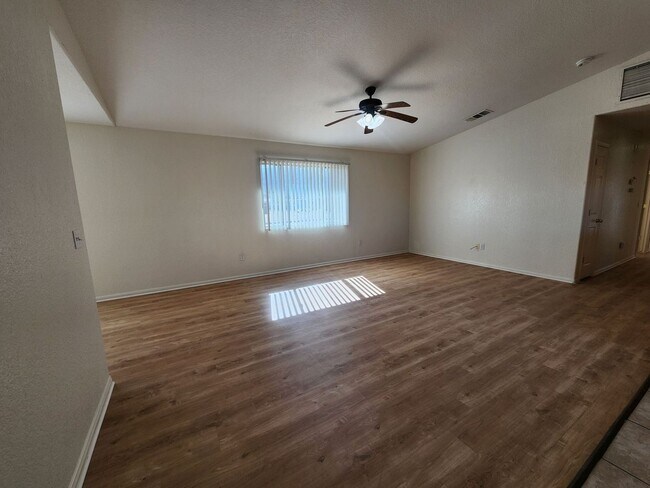 Foto del edificio - Downtown Corner Lot 3 bedroom 2 Bath