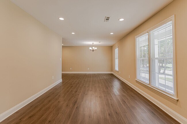 Foto del edificio - Home in Desirable Neighborhood Off Of Pelh...