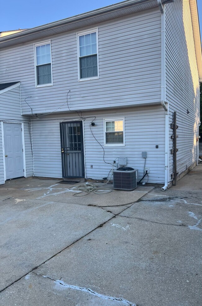 Building Photo - 3543 N Hopkins Ct