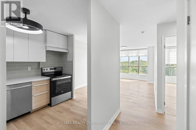 Building Photo - 1110-1110 Walden Cir