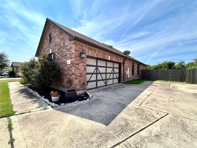 Building Photo - 505 Willow Walk Dr