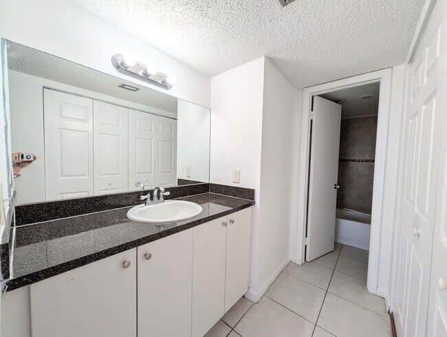 Foto del edificio - Spacious 2BR/1BA Residence – Great Kendall Location