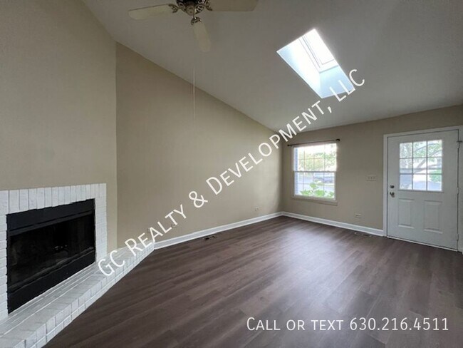 Building Photo - ***ISLAND LAKE / RANCH TOWNHOME / 2 BDRM -...