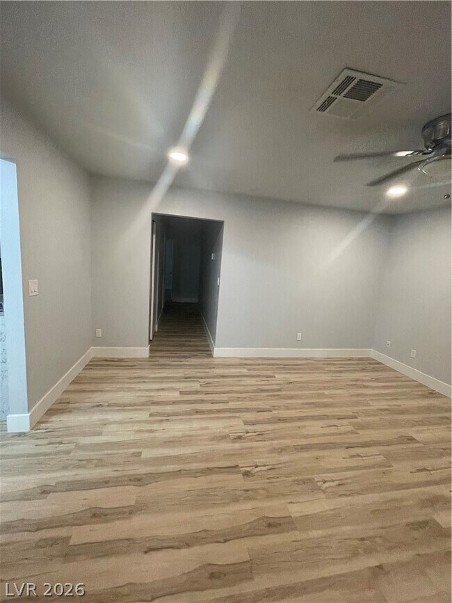 Building Photo - 466 E Sunset Rd