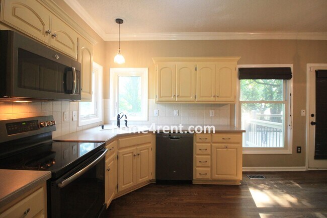 Foto del edificio - Blue Valley Schools w/ Wood Floors, Finish...
