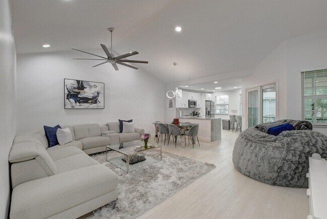 Foto del edificio - 6553 Via Regina