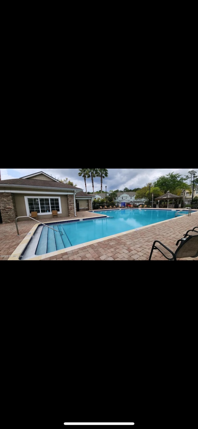 Foto del edificio - 7028 Deer Lodge Cir