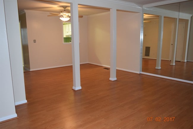 Building Photo - 800 Vestavia Villa Ct