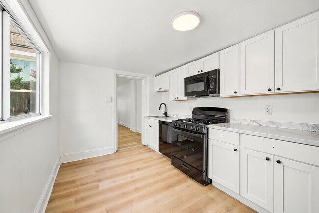 Building Photo - 18 Coates St