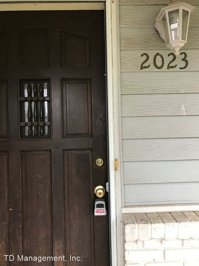 Foto del edificio - 3 br, 1 bath House - 2023 E Page