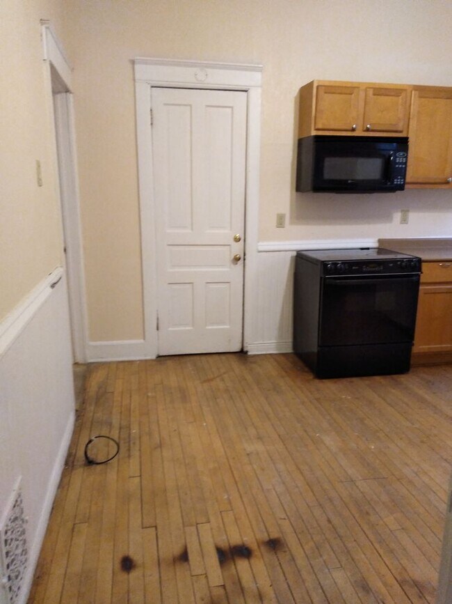 Building Photo - 2535 N. Murray Avenue - 2 Bedroom Lower