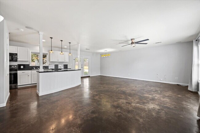 Foto del edificio - Beautiful 2 Bedroom, 2 Bath Home in Guard-...